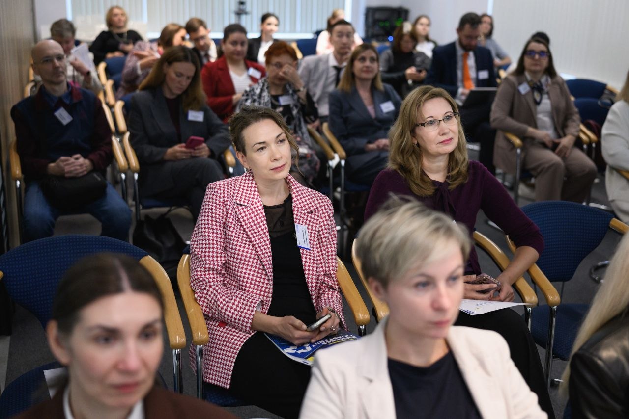 Daria Pogodina speaking at the conference