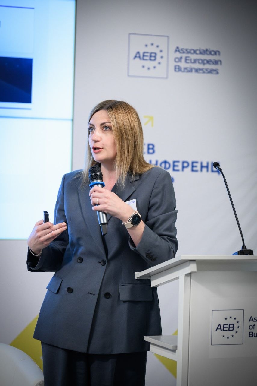 Daria Pogodina speaking at the conference