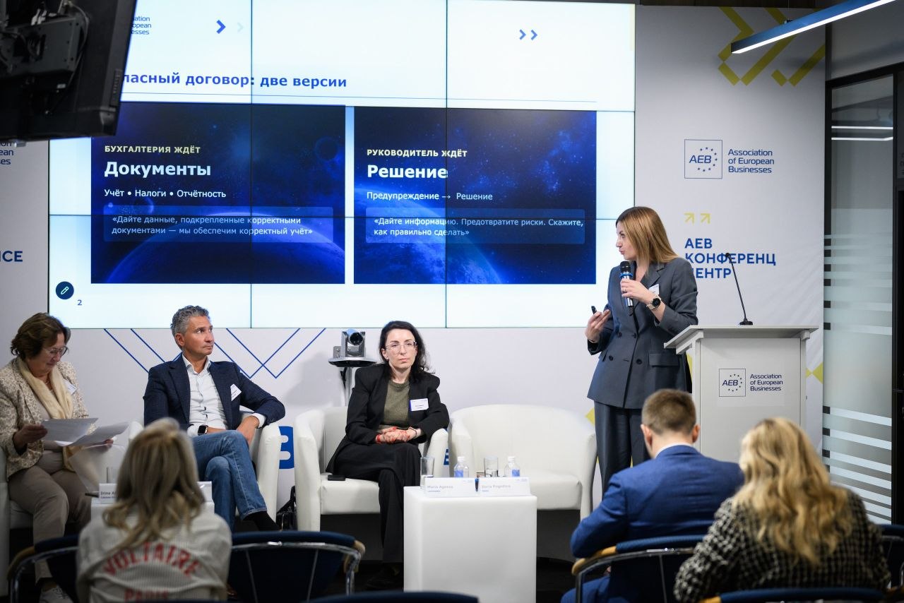 Daria Pogodina speaking at the conference